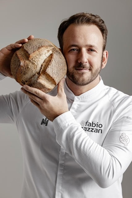 Fabio Nazzari con un pane del suo laboratorio